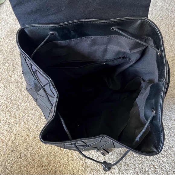 BESUURAN Geometric Luminous Holographic Reflective Backpack - Picture 7 of 13